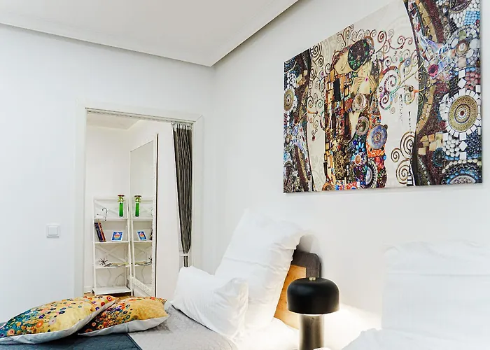 Apartamento Augusta Prima für bis zu 7 Gäste- Stilvolles Apartment im Zentrum nahe Rathaus - Hochwertige Betten und Bettwäsche - Voll ausgestattete Küche - 4K Smart TV - Aufzug - Kostenlose Nacht Tiefgarage 20-30 bis 9-30 Uhr mit 28 Stellplätzen je nach Verfügba Augsburgo