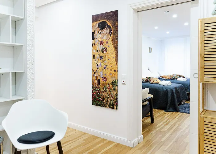 Apartamento Augusta Prima für bis zu 7 Gäste- Stilvolles Apartment im Zentrum nahe Rathaus - Hochwertige Betten und Bettwäsche - Voll ausgestattete Küche - 4K Smart TV - Aufzug - Kostenlose Nacht Tiefgarage 20-30 bis 9-30 Uhr mit 28 Stellplätzen je nach Verfügba Augsburgo