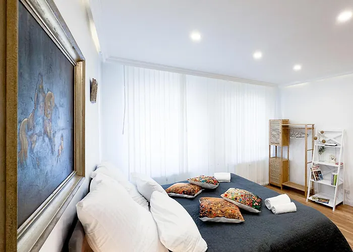 Apartment Prima New - Stylish - Town Hall Near - High-quality Beds & Linen - Full Kitchen - 4k Smart Tv - Elevator - For Up To 7 Guests - Free Overnight Ug Parking 20-30- 9-30 Oclock Near 28 Parking Spaces If Available