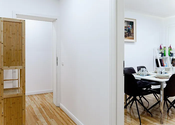 Prima New - Stylish - Town Hall Near - High-quality Beds & Linen - Full Kitchen - 4k Smart Tv - Elevator - For Up To 7 Guests - Free Overnight Ug Parking 20-30- 9-30 Oclock Near 28 Parking Spaces If Available *