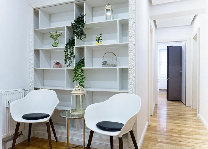 Augusta Prima für bis zu 7 Gäste- Stilvolles Apartment im Zentrum nahe Rathaus - Hochwertige Betten und Bettwäsche - Voll ausgestattete Küche - 4K Smart TV - Aufzug - Kostenlose Nacht Tiefgarage 20-30 bis 9-30 Uhr mit 28 Stellplätzen je nach Verfügba