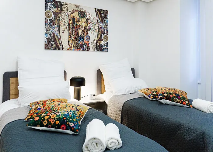 Prima New - Stylish - Town Hall Near - High-quality Beds & Linen - Full Kitchen - 4k Smart Tv - Elevator - For Up To 7 Guests - Free Overnight Ug Parking 20-30- 9-30 Oclock Near 28 Parking Spaces If Available