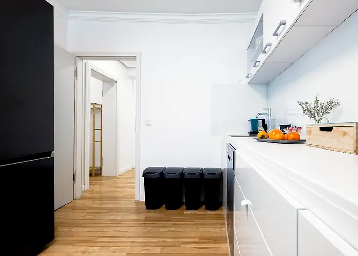 Augusta Prima für bis zu 7 Gäste- Stilvolles Apartment im Zentrum nahe Rathaus - Hochwertige Betten und Bettwäsche - Voll ausgestattete Küche - 4K Smart TV - Aufzug - Kostenlose Nacht Tiefgarage 20-30 bis 9-30 Uhr mit 28 Stellplätzen je nach Verfügba * Augsburgo